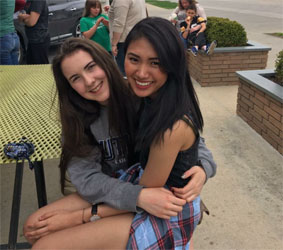 Victoria, estudiante de ICES con su hermana Tailandesa.