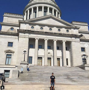 Manuel, estudiante ICES en Arkansas visita el Capitolio