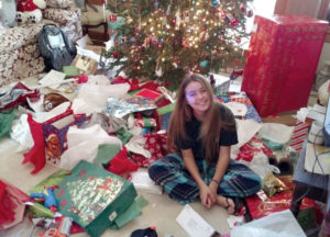 Mariona, estudiante ICES, abriendo regalos el dia de Navidad.
