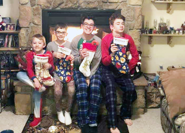 Guillermo con sus host brothers en Navidad