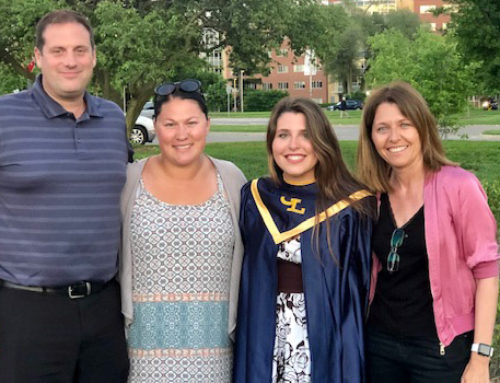 Elena con su host family en su graduación.