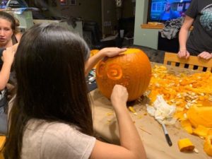 Ana en Michigan tallando la calabaza de Halloween