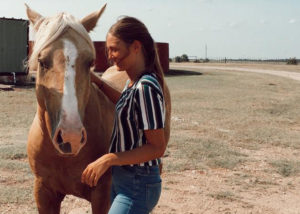 Julia, disfrutando de los caballos durante sus primeros días en Oklahoma.