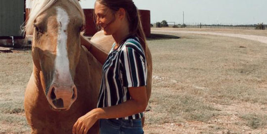 Julia, disfrutando de los caballos durante sus primeros días en Oklahoma.