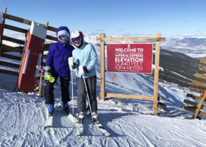 Ana esquiando junto a su host family