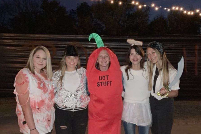 Julia, disfrutando de Halloween con sus amigos, en Oklahoma.