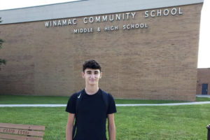 Victor en su high school en Estados Unidos