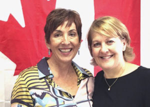 Patricia MacRae-Pasula de Red Deer Catholic Regional Schools con Susana Bernardini, directora de Programas Canadá en ICES.