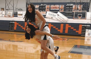 Ana con su mejor amiga, terminando la temporada de baloncesto.