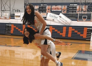 Ana con su mejor amiga, terminando la temporada de baloncesto.