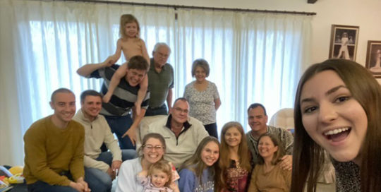Victoria con su host family en Thanksgiving