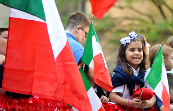 Jóvenes participantes con bandera italiana en el desfile anual del Día de Colón en Nueva York, Estados Unidos - Foto de Wirestock